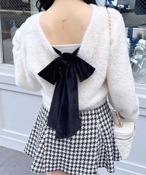 INGNI(イング)の「バックベロアリボンフェザーニット(ニット/セーター・レディース・ホワイト×ブラック/チャコールグレー×ブラック/ワイン系4・M)」の5枚目の写真