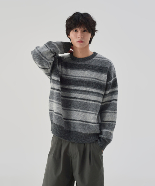 OWSA(オウサ)の「ウールストライプラウンドニット(ニット/セーター・メンズ・チャコール・MEDIUM/LARGE)」の1枚目の写真