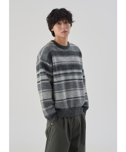 OWSA(オウサ)の「ウールストライプラウンドニット(ニット/セーター・メンズ・チャコール・MEDIUM/LARGE)」の2枚目の写真