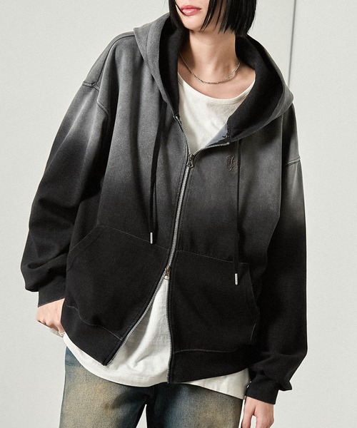 Alfred Alex（アルフレッドアレックス）の「【Alfred Alex】ヴィンテージ加工 グラデーション オーバーサイズ ダブルジップ ダンボール パーカー（パーカー・メンズ・グレー/グレー系/ブラック/ダークブラウン/ブラック系・M/L）」の2枚目の写真