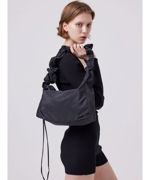 AYIHOLIC CASHMERE(アイホリックカシミア)の「Frill strap shine bag(ショルダーバッグ・レディース・ブラック・FREE)」の2枚目の写真