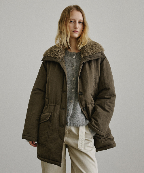 ARTID(アルティーダ)の「パーカラー ハイネック ハーフ ジャンパー_KHAKI(ダウンジャケット/コート・レディース・カーキ・M/S)」の4枚目の写真