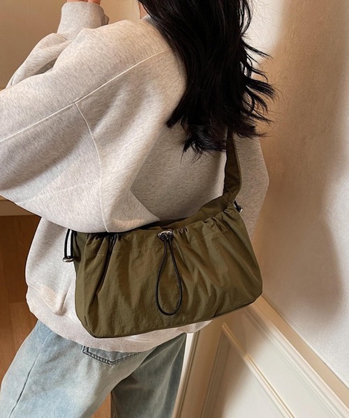 Mignonjour(ミニョンジュール)の「Mignonjour/ナイロンくしゅくしゅバッグ M2884(ハンドバッグ・レディース・カーキ/ブラック/アイボリー/ベージュ・FREE)」の4枚目の写真