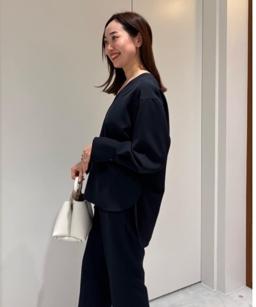 ESTNATION（エストネーション）の「ESTNATION / ダブルクロスVネックブラウス（シャツ/ブラウス・レディース・ネイビー/オフホワイト・38/36）」の11枚目の写真