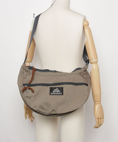 GREGORY(グレゴリー)の「サッチェルM SATCHEL M V3 サンドストーム(ショルダーバッグ・メンズ・ベージュ系・ONE SIZE)」の5枚目の写真
