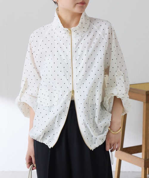 COLLAGE GALLARDAGALANTE（コラージュガリャルダガランテ）の「パッカブルスタンドネックブルゾン（マウンテンパーカー・レディース・グレー/ホワイト/ブラウン・FREE）」の5枚目の写真