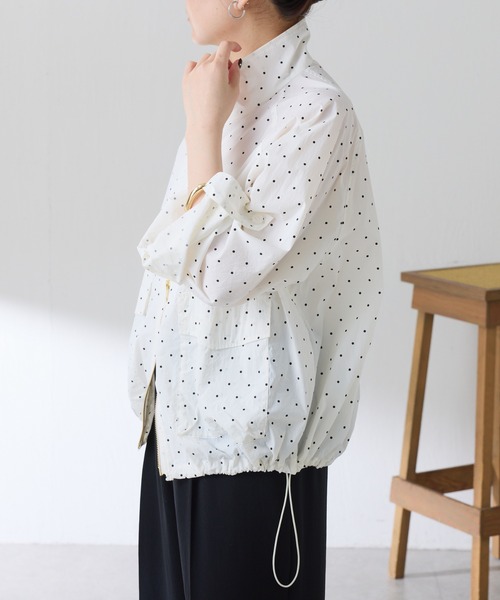 COLLAGE GALLARDAGALANTE（コラージュガリャルダガランテ）の「パッカブルスタンドネックブルゾン（マウンテンパーカー・レディース・グレー/ホワイト/ブラウン・FREE）」の6枚目の写真