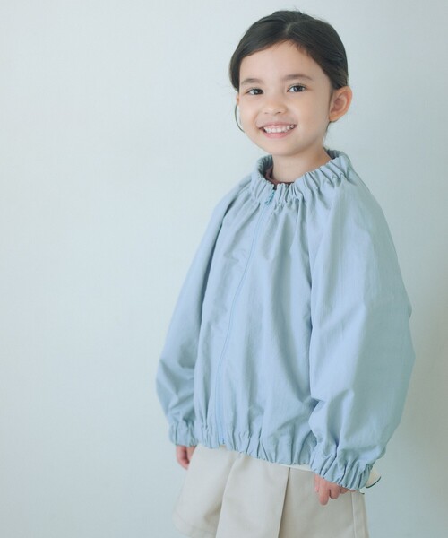 green label relaxing（グリーンレーベルリラクシング）の「ギャザーブルゾン / キッズ 撥水・UVカット 100cm-160cm（ブルゾン・キッズ・オフホワイト/ターコイズブルー系・160cm/110cm/100cm/120cm/130cm/140cm/150cm）」の2枚目の写真