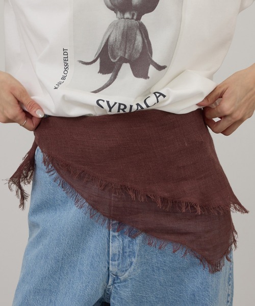 SALON adam et rope'(サロン アダム エ ロペ)の「リネンロサンジスカーフ(バンダナ/スカーフ・レディース・レッド/ダークブラウン/オフホワイト・FREE)」の2枚目の写真