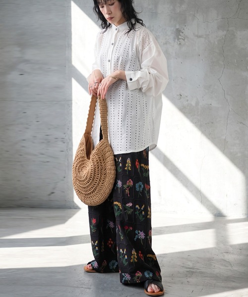 antiqua(アンティカ)の「レース切替 コットン シアー シャツ(シャツ/ブラウス・レディース・ホワイト/ブラック・ONESIZE)」の5枚目の写真