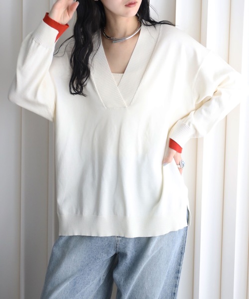 YENNA（イェンナ）の「【ディープVネック 配色レイヤードスリーブルーズニット】深Vネックニット/バイカラースリーブ（ニット/セーター・レディース・ブラウン/ネイビー/アイボリー・FREE）」の2枚目の写真