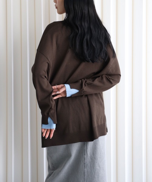 YENNA（イェンナ）の「【ディープVネック 配色レイヤードスリーブルーズニット】深Vネックニット/バイカラースリーブ（ニット/セーター・レディース・ブラウン/ネイビー/アイボリー・FREE）」の21枚目の写真