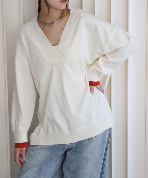 YENNA（イェンナ）の「【ディープVネック 配色レイヤードスリーブルーズニット】深Vネックニット/バイカラースリーブ（ニット/セーター・レディース・ブラウン/ネイビー/アイボリー・FREE）」の9枚目の写真