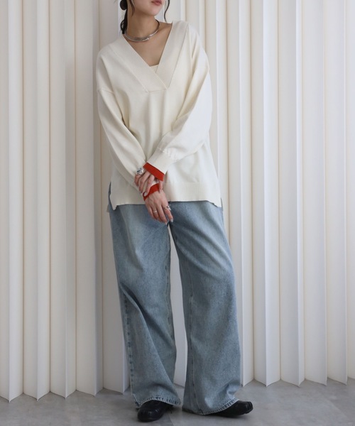 YENNA（イェンナ）の「【ディープVネック 配色レイヤードスリーブルーズニット】深Vネックニット/バイカラースリーブ（ニット/セーター・レディース・ブラウン/ネイビー/アイボリー・FREE）」の10枚目の写真