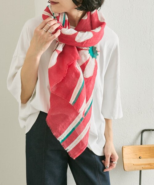 ear PAPILLONNER(イアパピヨネ)の「【JAITUSH】BIG FLOWER STOLE/花柄ストール(ストール/ショール・レディース・レッド/ブルー・FREE)」の2枚目の写真