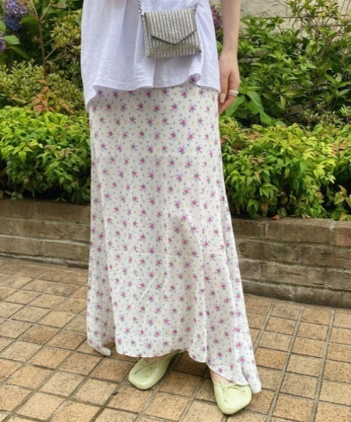 SOLLON.(ソルロン)の「小花柄フレアロングスカート(スカート・レディース・ピンク/ホワイト・FREE)」の1枚目の写真