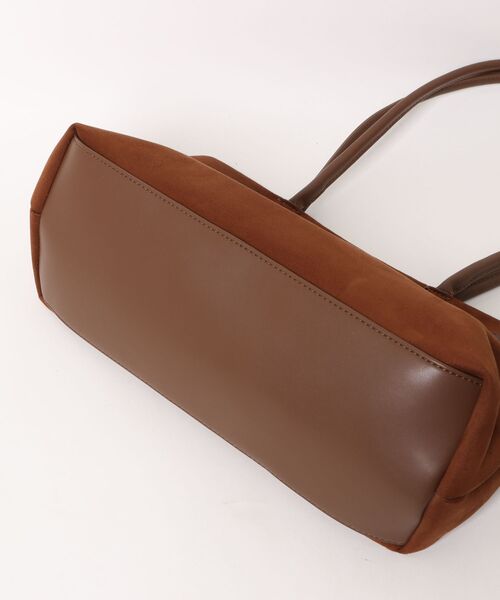 LAULEN(ローレン)の「suede touch belted shoulder bag /スエード調ベルト付きショルダーバッグ(ショルダーバッグ・レディース・キャメル・FREE)」の3枚目の写真