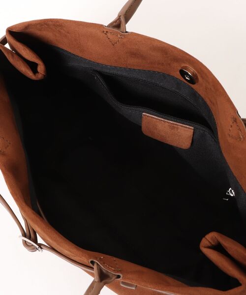 LAULEN(ローレン)の「suede touch belted shoulder bag /スエード調ベルト付きショルダーバッグ(ショルダーバッグ・レディース・キャメル・FREE)」の4枚目の写真