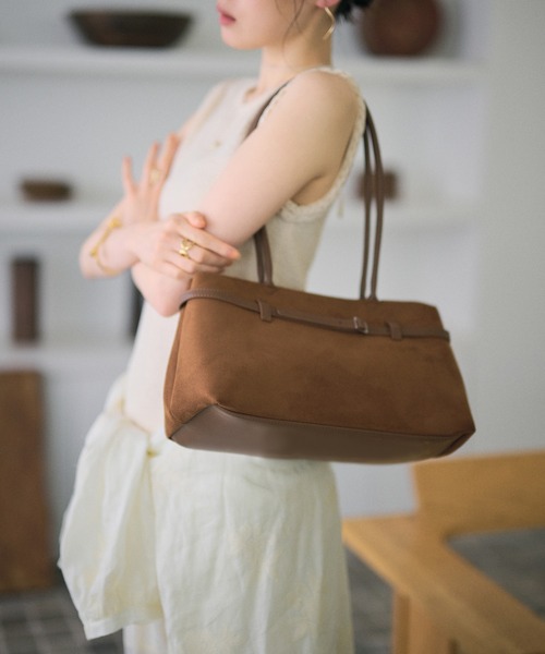 LAULEN(ローレン)の「suede touch belted shoulder bag /スエード調ベルト付きショルダーバッグ(ショルダーバッグ・レディース・キャメル・FREE)」の5枚目の写真