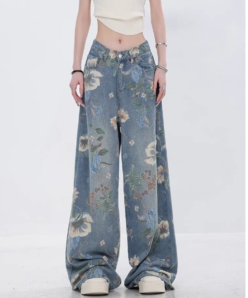 LUCPY(ラクピー)の「フラワープリントルーズワイドデニムパンツ(デニムパンツ・レディース・ブルー・SMALL/MEDIUM/LARGE/X-LARGE)」の2枚目の写真