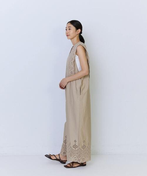 ADIEU TRISTESSE(アデュートリステス)の「カットワーク刺繍サロペット(サロペット/オーバーオール・レディース・ベージュ/ブラック・38)」の4枚目の写真