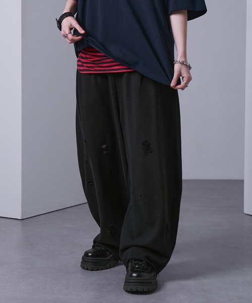 EMMA CLOTHES(エマクローズ)の「distressed sweat baggy pants/ダメージスウェットバギーパンツ【黒色コラボ】(スウェットパンツ・メンズ・ブラック/グレー・S/M)」の1枚目の写真