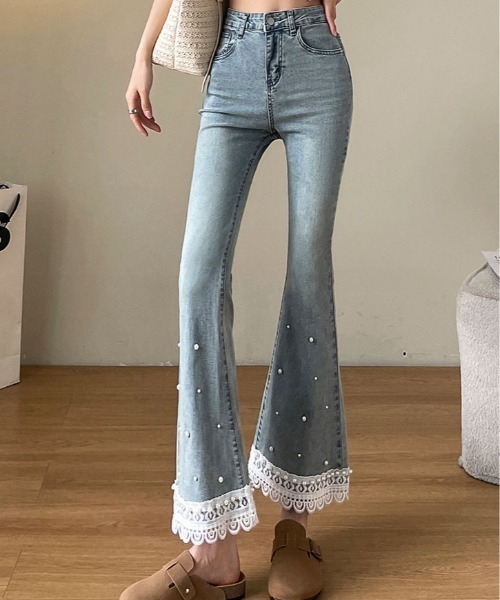 &soiree(アンドソワレ)の「パール付裾レースフレアデニムパンツ(デニムパンツ・レディース・ブルー・X-SMALL/SMALL/MEDIUM/LARGE/X-LARGE)」の1枚目の写真