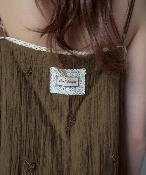 OURNOSTALGIA（アワー ノスタルジア）の「Boucle Flower Tiered Dress_Khaki(OB6OP06)（ワンピース・レディース・カーキ・FREE）」の4枚目の写真
