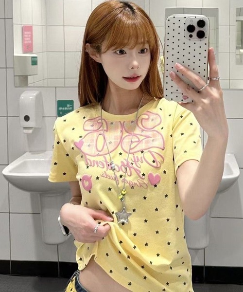AsheKsha(アシクシャ)の「星柄とアルファベットのプリント半袖Tシャツ(Tシャツ/カットソー・レディース・イエロー・M)」の1枚目の写真