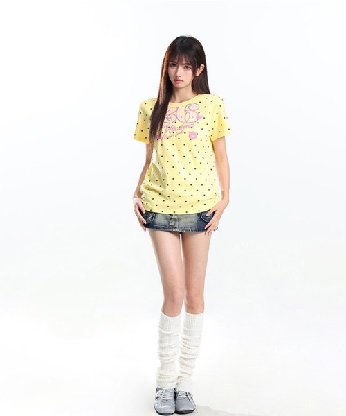 AsheKsha(アシクシャ)の「星柄とアルファベットのプリント半袖Tシャツ(Tシャツ/カットソー・レディース・イエロー・M)」の2枚目の写真