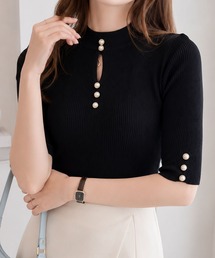着るだけで、きれい見え。 フェイクパールボタンリブニット