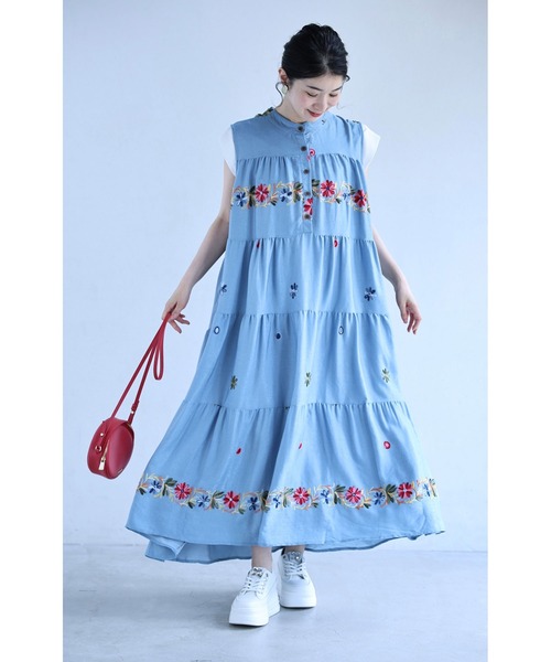 cawaii（カワイイ）の「鮮やかな花刺繍流れる艶めきロングワンピース（紐ベルト付き）（ワンピース・レディース・ブルー・FREE）」の6枚目の写真
