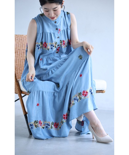 cawaii（カワイイ）の「鮮やかな花刺繍流れる艶めきロングワンピース（紐ベルト付き）（ワンピース・レディース・ブルー・FREE）」の15枚目の写真