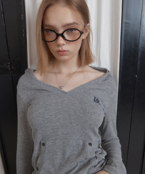 LETERIE(レテリー)の「LR V-NECK HOODIE_GREY(パーカー・レディース・グレー・FREE)」の3枚目の写真
