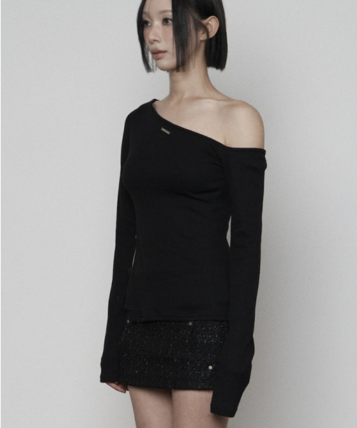 ETRE AU SOMMET（エトレオソメ）の「One-shoulder Basic Slit Long Sleeve (BLACK)（Tシャツ/カットソー・レディース・その他・FREE）」の2枚目の写真