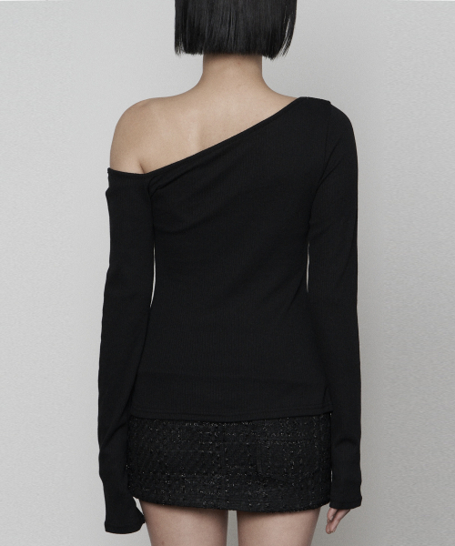ETRE AU SOMMET（エトレオソメ）の「One-shoulder Basic Slit Long Sleeve (BLACK)（Tシャツ/カットソー・レディース・その他・FREE）」の3枚目の写真