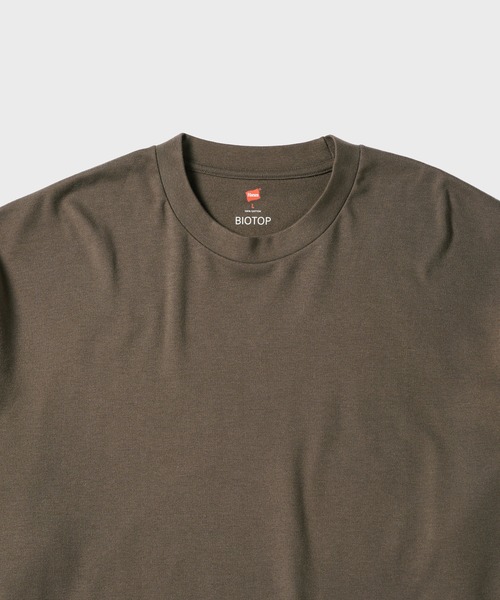 BIOTOP（ビオトープ）の「【Hanes for BIOTOP】NEW Comfort Crew Neck Pullover with Thumbhole（Tシャツ/カットソー・メンズ・ホワイト/ブラック/ダークブラウン・S/M/L/XL）」の7枚目の写真
