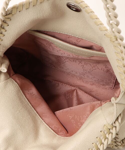 STELLA McCARTNEY(ステラマッカートニー)の「Falabella Mini Tote Bag / ファラベラ ミニ エナメル トートバッグ(ショルダーバッグ・レディース・ベージュ・ONE SIZE)」の4枚目の写真