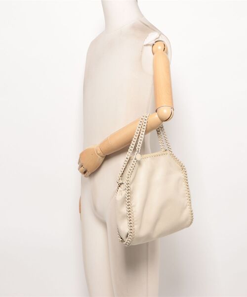 STELLA McCARTNEY(ステラマッカートニー)の「Falabella Mini Tote Bag / ファラベラ ミニ エナメル トートバッグ(ショルダーバッグ・レディース・ベージュ・ONE SIZE)」の6枚目の写真