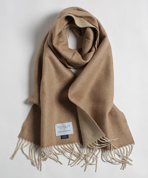 Begg & Co(ベグアンドコー)の「BEGG/ Wfaced muffler Hb(マフラー・メンズ・キャメル/ライトグレー/ネイビー・FREE)」の1枚目の写真