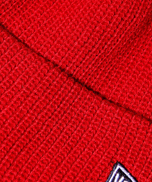 VOTE MAKE NEW CLOTHES(ボートメイクニュークローズ)の「VOTE MAKE NEW CLOTHES VOTE SIDE LOGO BEANIE(ニットキャップ/ビーニー・メンズ・レッド/ブラック・FREE)」の3枚目の写真