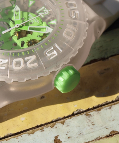SWATCH(スウォッチ)の「CHLOROFISH SCUBA(アナログ腕時計・メンズ・ホワイト×グリーン・FREE)」の3枚目の写真