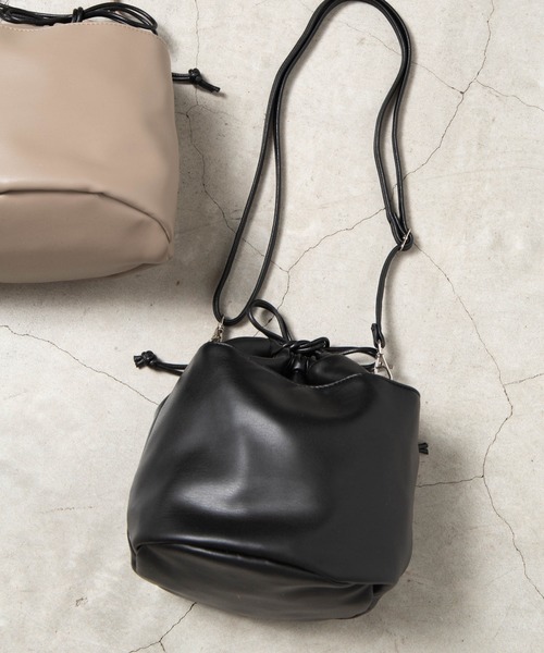 WEGO（ウィゴー）の「WEGO/シンセティックレザー2WAY巾着バッグ（ショルダーバッグ・メンズ・グレー/ブラック・FREE）」の2枚目の写真