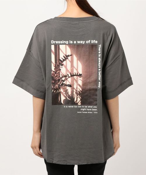 RAG MACHINE（ラグマシーン）の「【RAG MACHINE】フォトデザインＴシャツ（Tシャツ/カットソー・レディース・ホワイト/ベージュ/ダークグレー・M/L）」の4枚目の写真