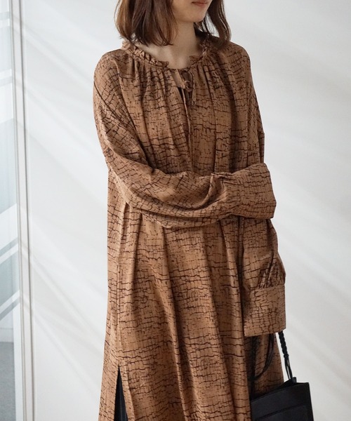 GeeRA(ジーラ)の「プリントギャザーシャツワンピース(ワンピース・レディース・モカ/ベージュ・MEDIUM)」の7枚目の写真