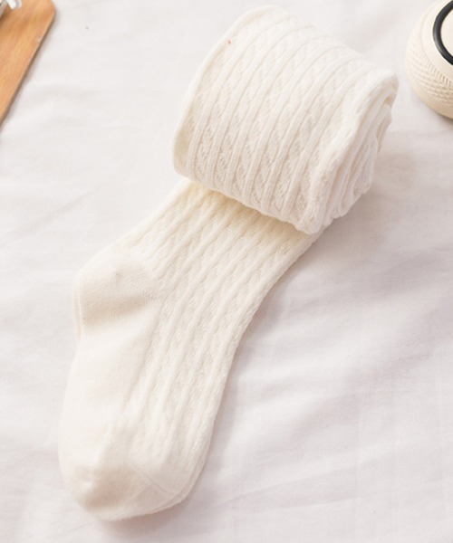 TeddyShop（テディショップ）の「キッズ  ベーシックツイストリブタイツ（タイツ/ストッキング・キッズ・マスタード/ホワイト/チャコールグレー/テラコッタ/グレー/ブラック/ピンクベージュ/パープル・95/105/115/125/135）」の2枚目の写真