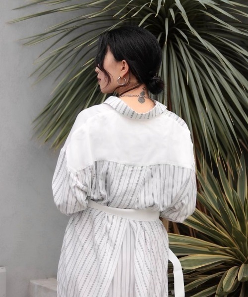 AULA AILA（アウラアイラ）の「AULA AILA（アウラアイラ）別注ストライプコンビロングシャツ（シャツ/ブラウス・レディース・ホワイト・FREE）」の2枚目の写真