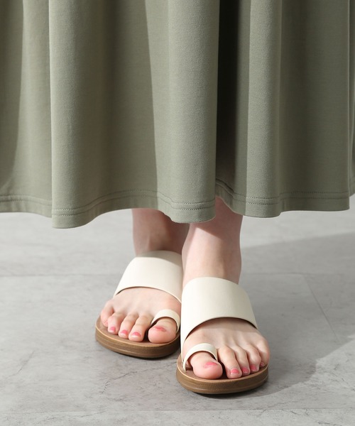 Honeys（ハニーズ）の「トングフラットサンダル（サンダル・レディース・ブラック/ホワイト/ホワイト×ブラック/ブラウン・L/M/S）」の2枚目の写真