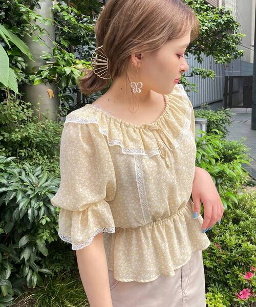 MAJESTIC LEGON（マジェスティックレゴン）の「ガーリーパターンフリルブラウス（シャツ/ブラウス・レディース・ブラック系その他/イエロー系その他/ホワイト系その他2/ブルー系その他2・SMALL/MEDIUM）」の4枚目の写真