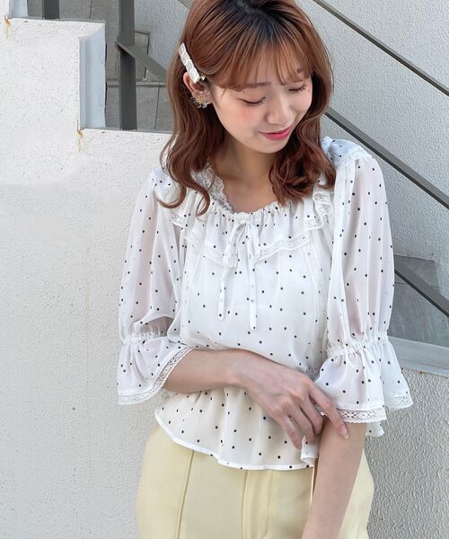 MAJESTIC LEGON（マジェスティックレゴン）の「ガーリーパターンフリルブラウス（シャツ/ブラウス・レディース・ブラック系その他/イエロー系その他/ホワイト系その他2/ブルー系その他2・SMALL/MEDIUM）」の2枚目の写真